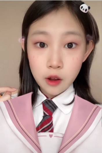 小沈阳12岁女儿沈佳润玩自拍,表情俏皮有镜头感