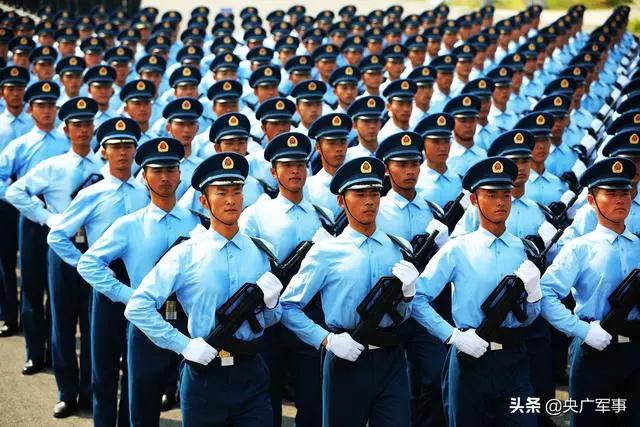 空军方队受阅队员练习站立军姿.