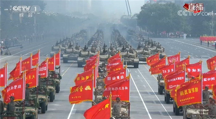 100面鲜红的战旗飘扬!战旗方队接受检阅