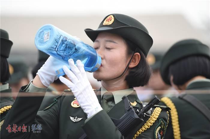 武警吉林省总队受阅女兵籍尹来回首受训点滴故事