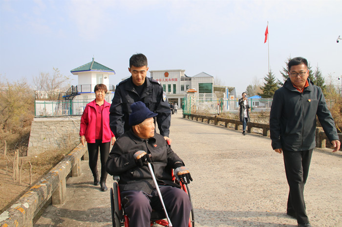 珲春沙坨子边检民警同老战士再走国境线