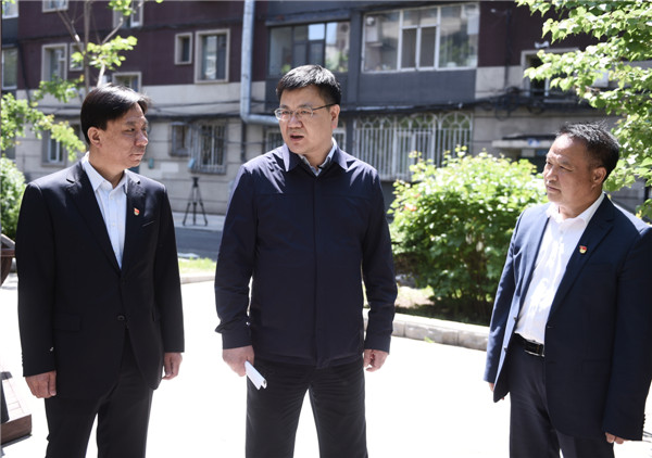 二道区委书记吴相道在热电二区小区研究老旧散小区引进物业服务问题.