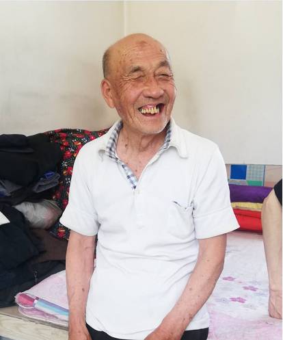 談到現在的幸福生活,80歲的王鳳喜老人笑逐顏開.