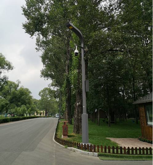 图片说明:景区在环潭公路上安装了636个造型优美的多功能路灯,拥有