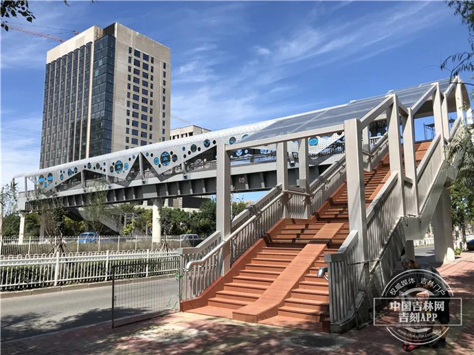 这座极具艺术性,观赏性的,汽车主题过街天桥,你觉得怎么样?