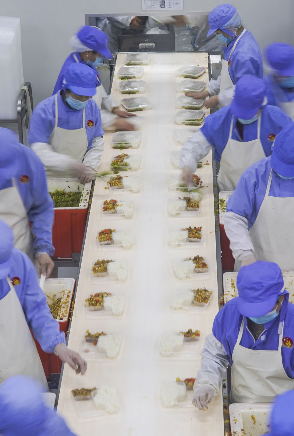 通化市一家餐饮企业员工为一线防疫人员加工生产盒饭(1月21日摄).