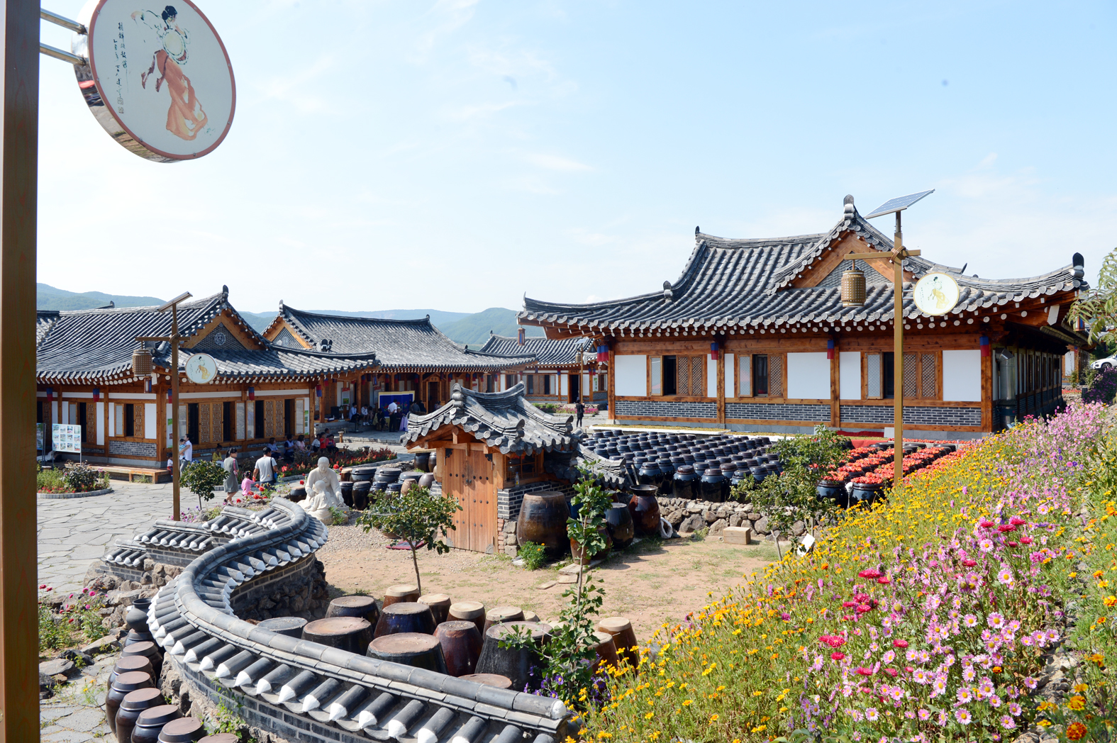 近年来,延吉市依兰镇春兴村在保留原生态房屋构造的同时,对房屋的院墙