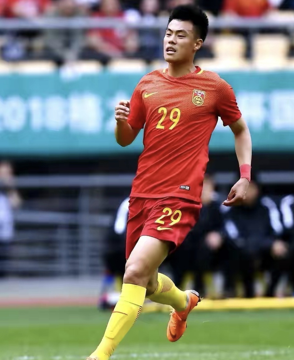 亚泰骁将谭龙第七次入选国足