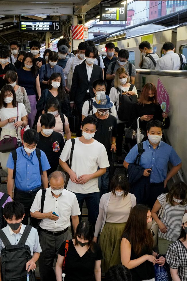 7月8日,人们戴着口罩在日本东京街头出行.