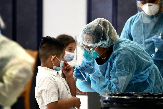 8月16日,美国洛杉矶一所小学的学生接受新冠病毒检测.(新华社发)