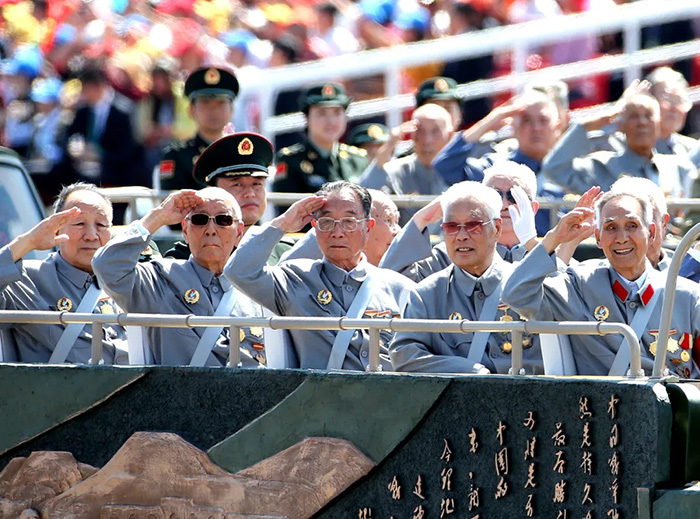 图为日军侵占沈阳城后,耀武扬威地站在城头,悬挂起日本国旗.