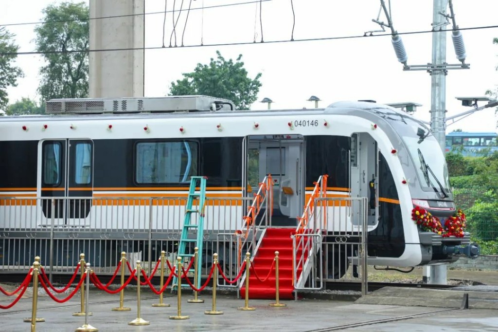 冷暖车厢来了重庆轨道交通4号线二期首列车在重庆中车长客下线