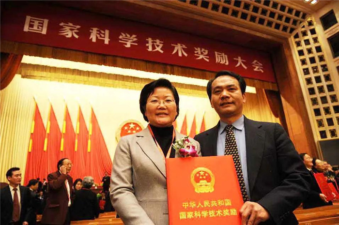 周又和与郑晓静院士.图片来源:兰州大学官网