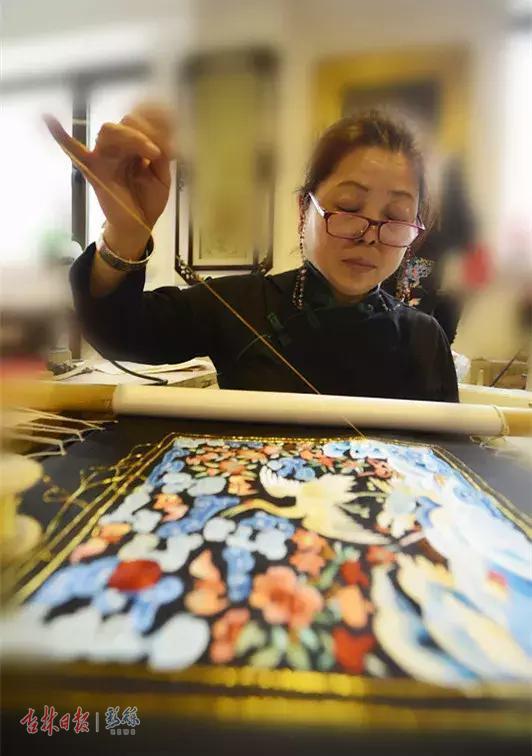 满族刺绣千丝万缕盘金龙一针一线绣春秋