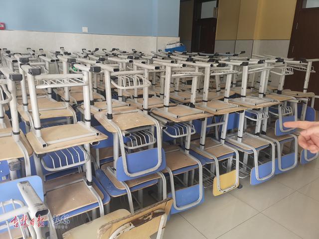 实验楼内,整齐摆放的旧桌椅