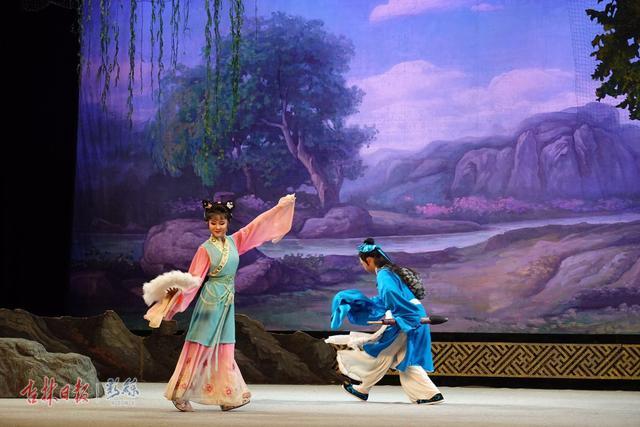 新闻详情 传统剧目《天仙配》又名《七仙女下凡》,讲述了玉帝幼女与