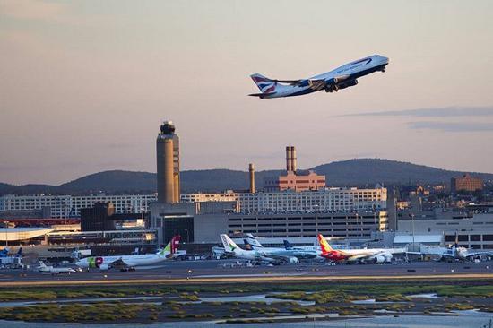 飞往伦敦的飞机由于机舱内起火,在美国波士顿洛根国际机场紧急降落