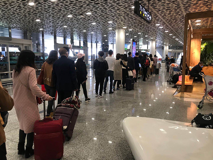 深圳宝安机场,人们在准备登机