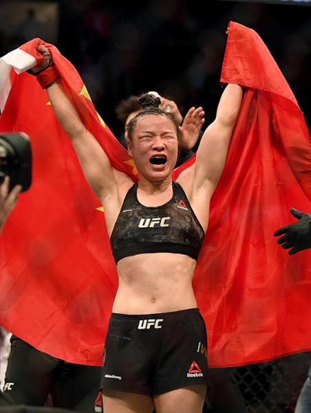 中国首位ufc冠军张伟丽卫冕金腰带,刷新中国格斗史