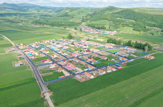 盛夏时节的吉林省延边州汪清县罗子沟镇新丰村,绿水绕青山,生机盎然.