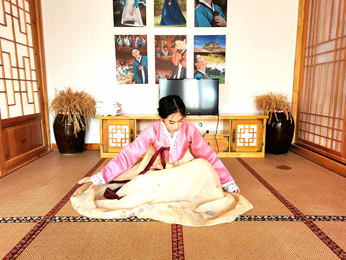 游客在朝鲜族民宿