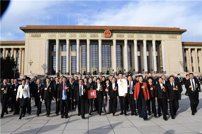 2020年11月24日上午9时,吉林劳模团在人民大会堂东门外合影