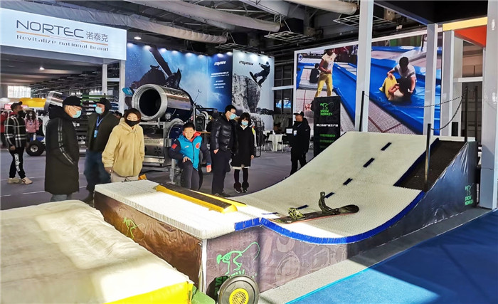 我在雪博会④|滑雪不再冷!来雪博会体验新式旱雪