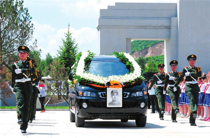 陈翰章烈士陵园内,陈翰章将军的雕像和刻有"陈翰章将军永垂不朽"纪念